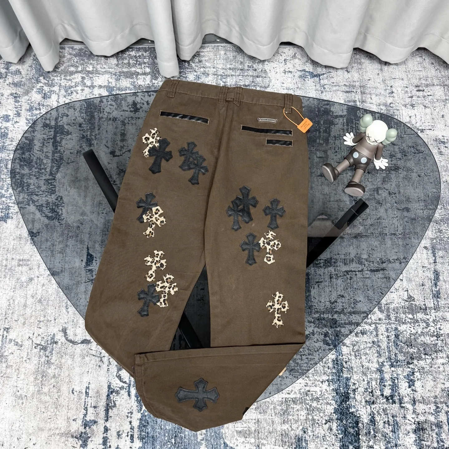 P260 Chrome Hearts/Chrome Hearts leopard print checkerboard horsehair cross patch leather jeans - Full of exploring the ultimate in fashion, Chrome Hearts' new Chrome Hearts pants cleverly integrate camouflage cross, checkerboard horsehair cross and other elements to break the traditional boundaries. The clever fusion of Mattyboy’s same style, overalls and khaki jeans brings endless matching inspiration to fashionistas.  This pair of Croxin overalls not only presents a unique retro style, but also combines comfort and sophistication with its wide-leg, loose design. The mid-high waist design matches a lazy and casual style, which not only makes the legs longer but also maintains a casual feel, it is a must-have fashion choice for trendy men and trendy women.  Brown overalls are unique in leather matching and color selection, making them the leader among overalls. Chrome Hearts' khaki cross chino casual pants have a prince-like aristocratic feel. The pants have 40 panels of leather and full texture. The W34 size is perfectly presented and has become the focus of the forefront of fashion. Whether it's for daily wear or a trendy try, these pants can bring you an excellent fashion experience.  Color: brown Size: 28 30 32 34 corresponding size s-xl